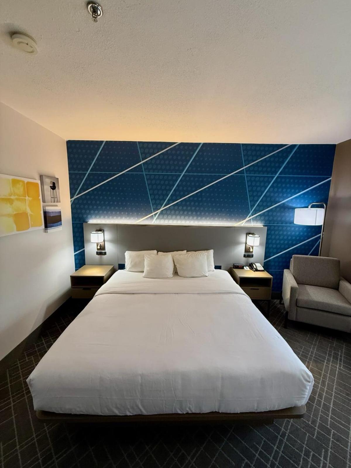 Where to Stay in Love Field: 7 Best 3-Star Hotels